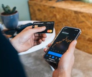 Commodities such as gold, oil, agricultural products and industrial metals offer opportunities to diversify your portfolio and hedge against inflation, but they are also high-risk assets due to price volatility, geopolitical tensions and supply-demand shocks; the key is to invest with a clear strategy, an understanding of the underlying market drivers, and only with capital that does not compromise your financial stability.