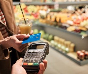 Cryptocurrencies offer high return potential and greater financial freedom through decentralisation, operating in a market that is open 24/7. However, they are a high-risk asset due to extreme volatility and the lack of regulation. The main risks include rapid losses and cybersecurity failures. The key to success is to invest only with a clear strategy and with capital that does not compromise your financial stability.