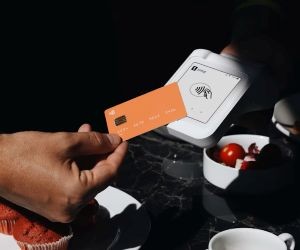 Cryptocurrencies offer high return potential and greater financial freedom through decentralisation, operating in a market that is open 24/7. However, they are a high-risk asset due to extreme volatility and the lack of regulation. The main risks include rapid losses and cybersecurity failures. The key to success is to invest only with a clear strategy and with capital that does not compromise your financial stability.